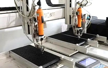 Automated dispensing equipment on the production line